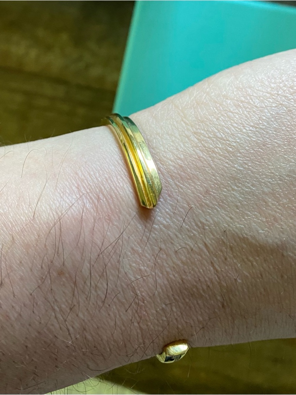 TIFFANY & CO. - 18 Carat Yellow Gold and Diamond Key
T Cuff with Leather Box - Picture 15 of 16